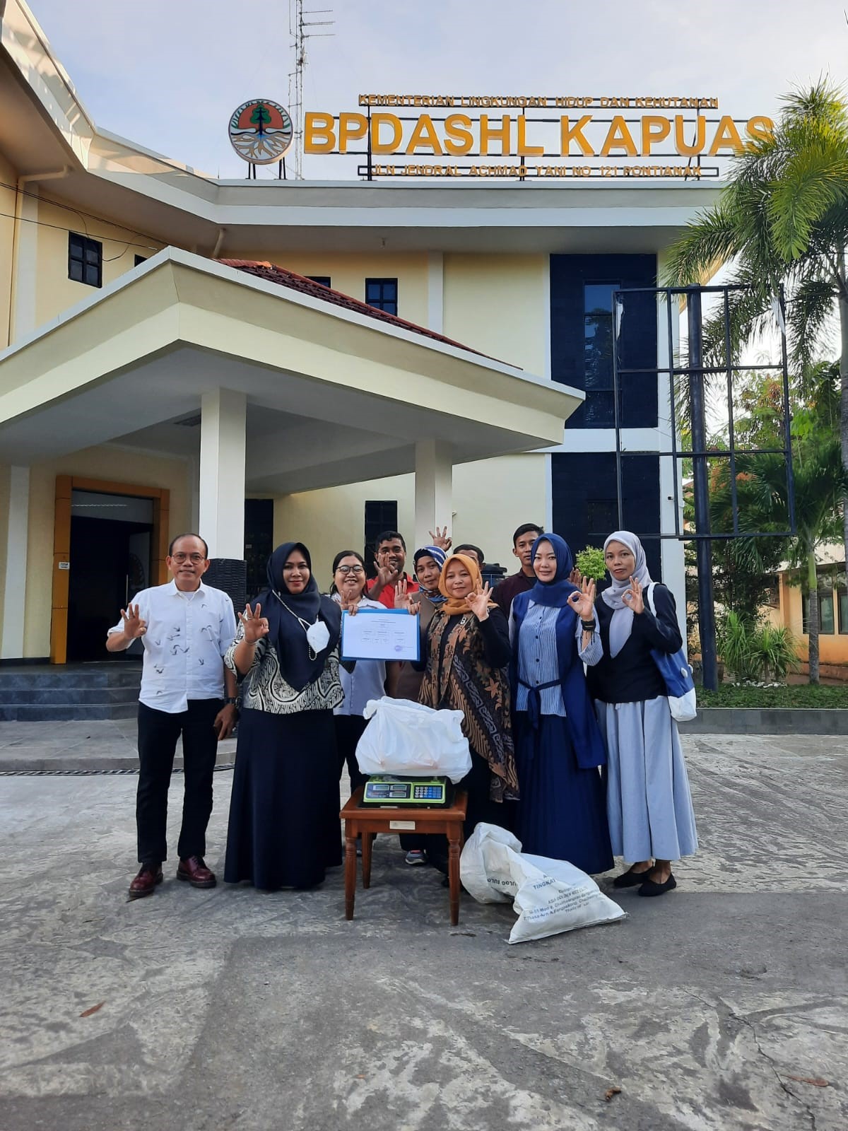 Read more about the article Pembentukan Bank Sampah Unit Dharma Wanita Pusat UPT KLHK Wilayah Kalimantan Barat