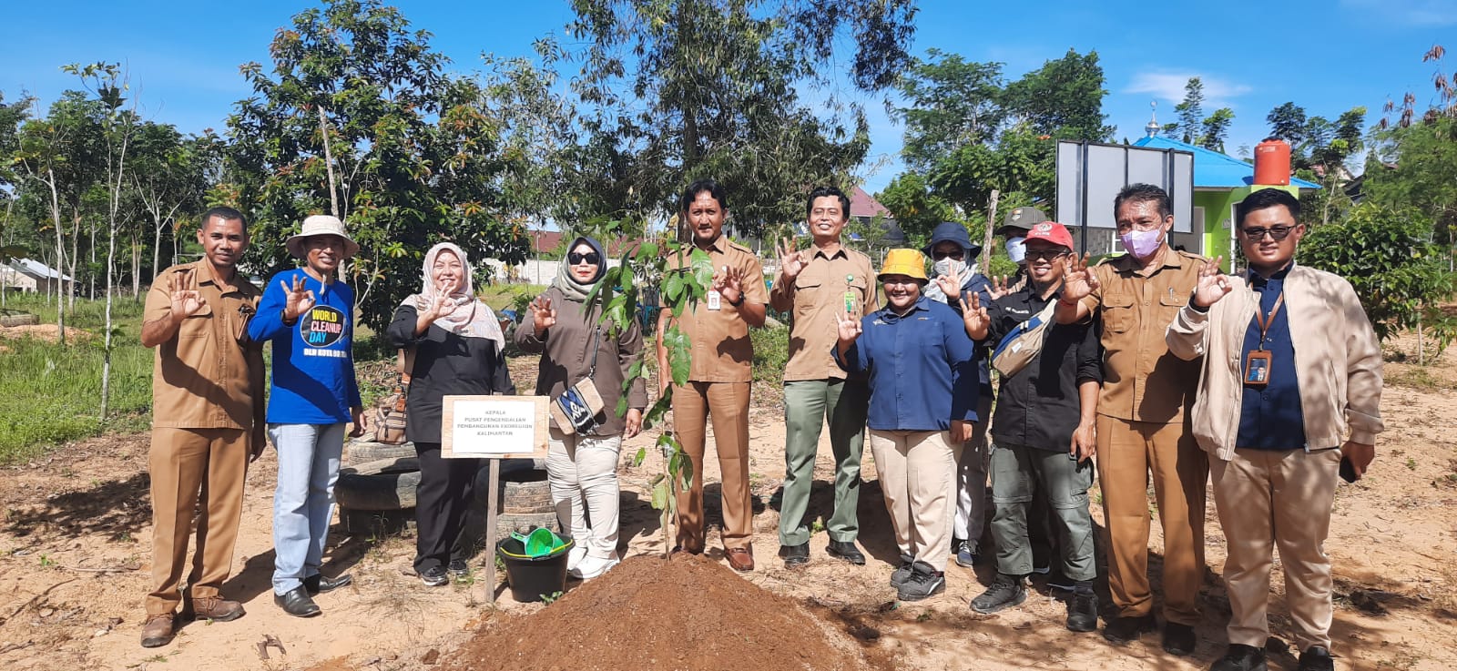 Read more about the article P3E Kalimantan bersama parapihak Menanam di RTH Taman Kasih Sayang di Kota Bontang