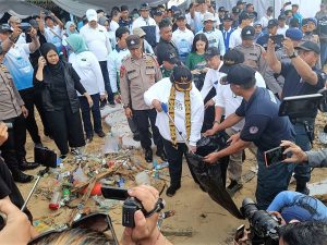 Read more about the article Aksi Bersih Sampah Dalam Acara Puncak Memperingati Hari Lingkungan Hidup Tahun 2023