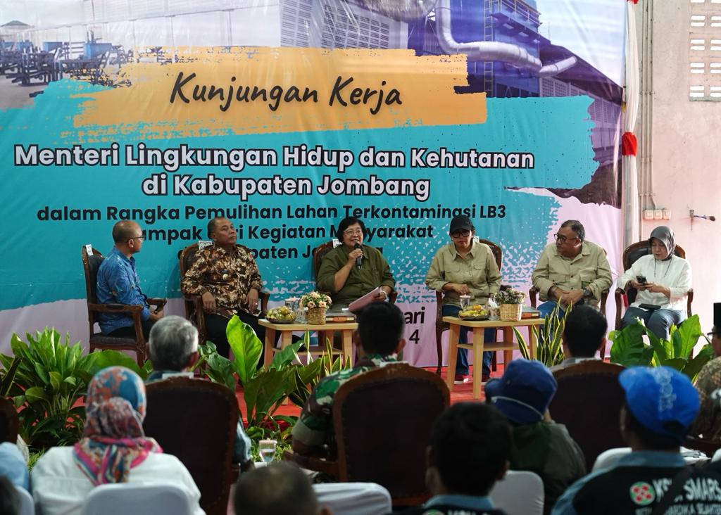 You are currently viewing Kunjungi Jombang, Menteri LHK Tinjau Pemulihan Lahan Terkontaminasi Limbah B3